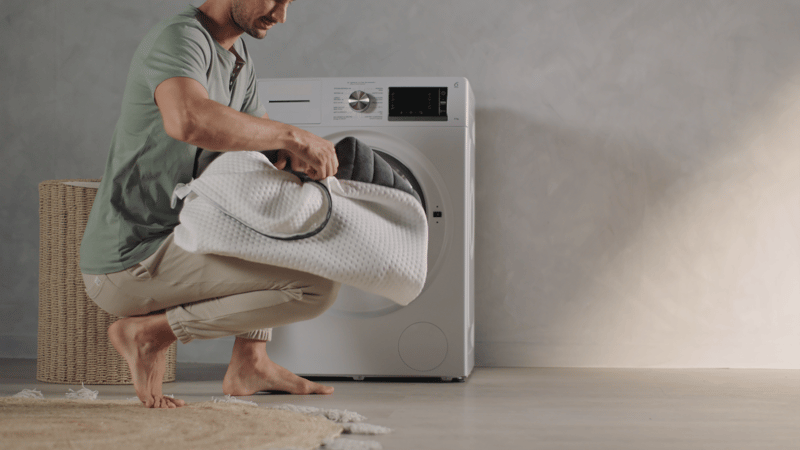 nettoyer et détacher du linge de lit blanc