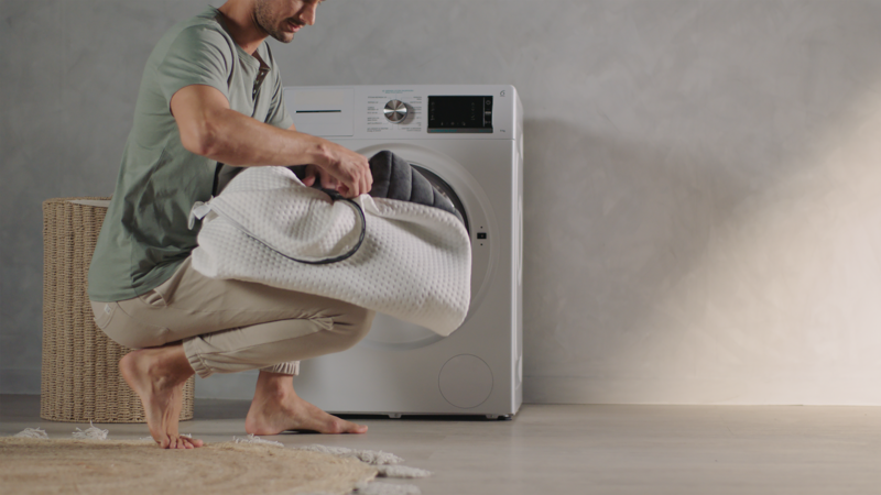 nettoyer et détacher du linge de lit blanc