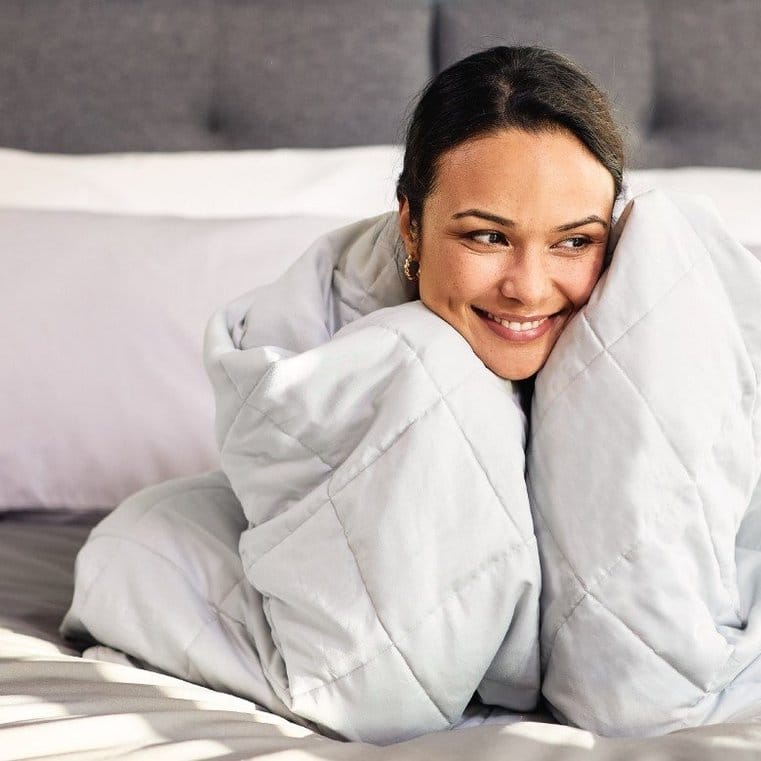 Frau kuschelt mit Emma Hug Decke