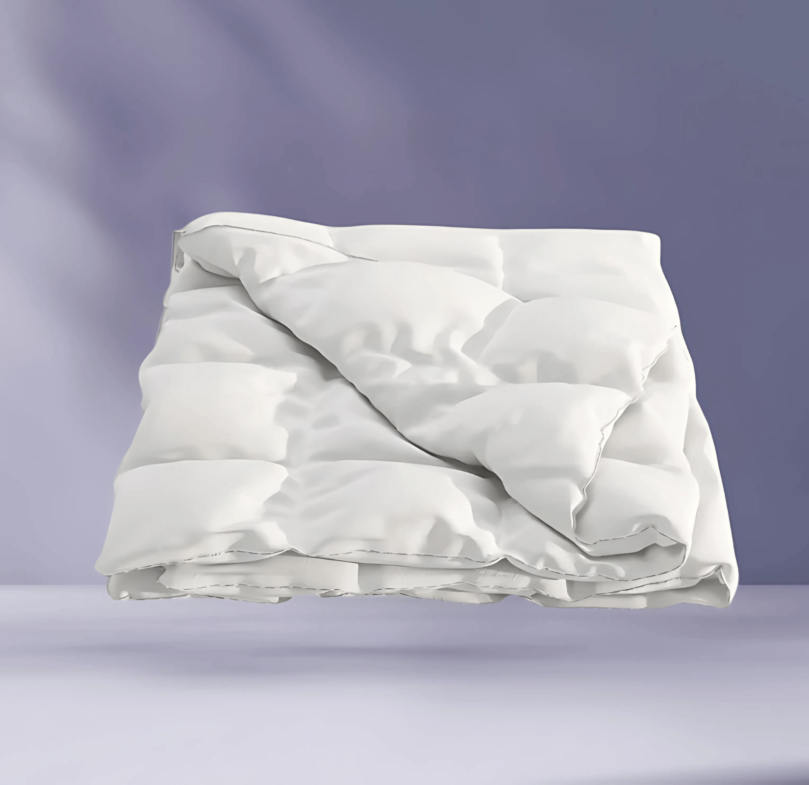 Imagem de um edredon 4 estações dobrado, sobre um fundo azul