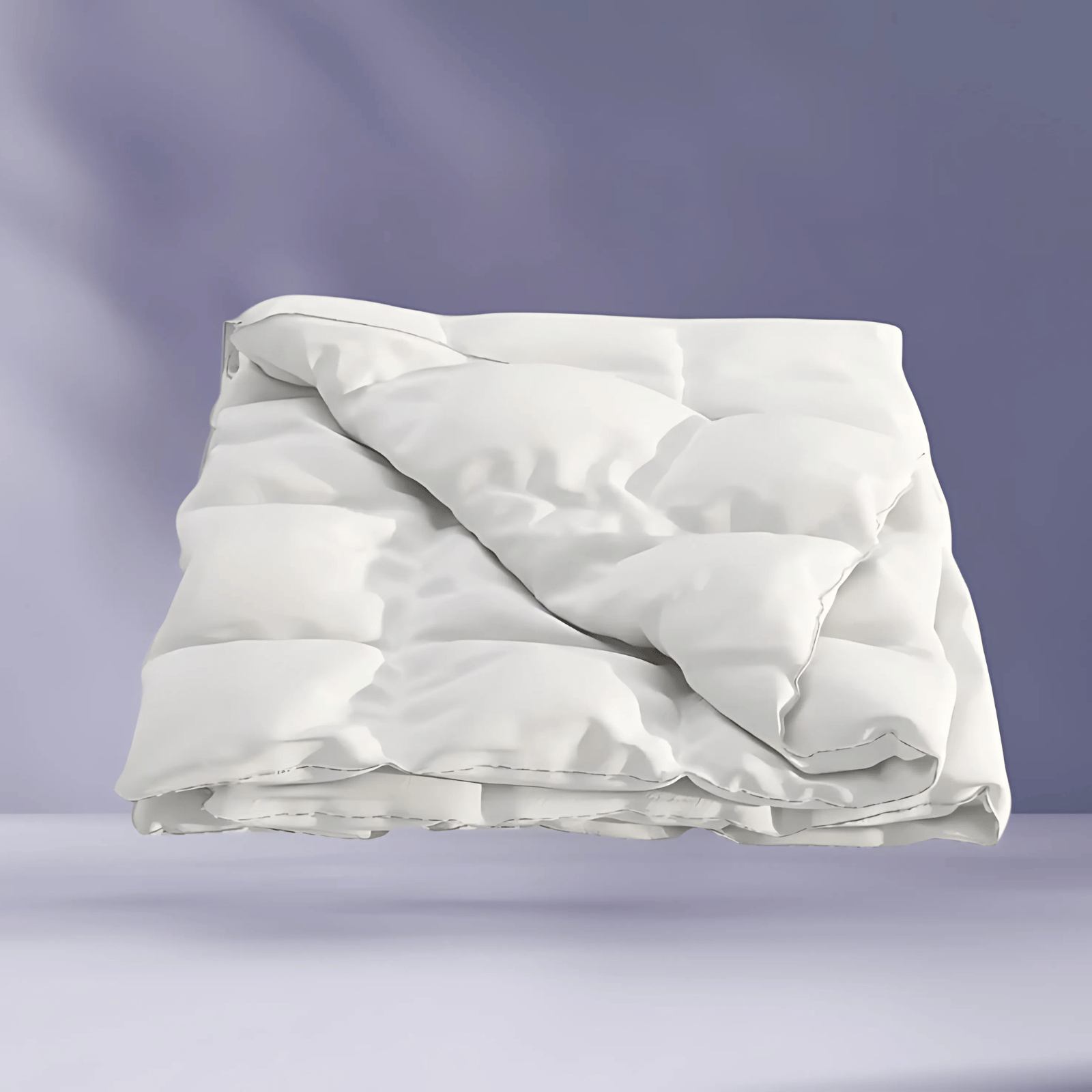 Imagem de um edredon 4 estações dobrado, sobre um fundo azul