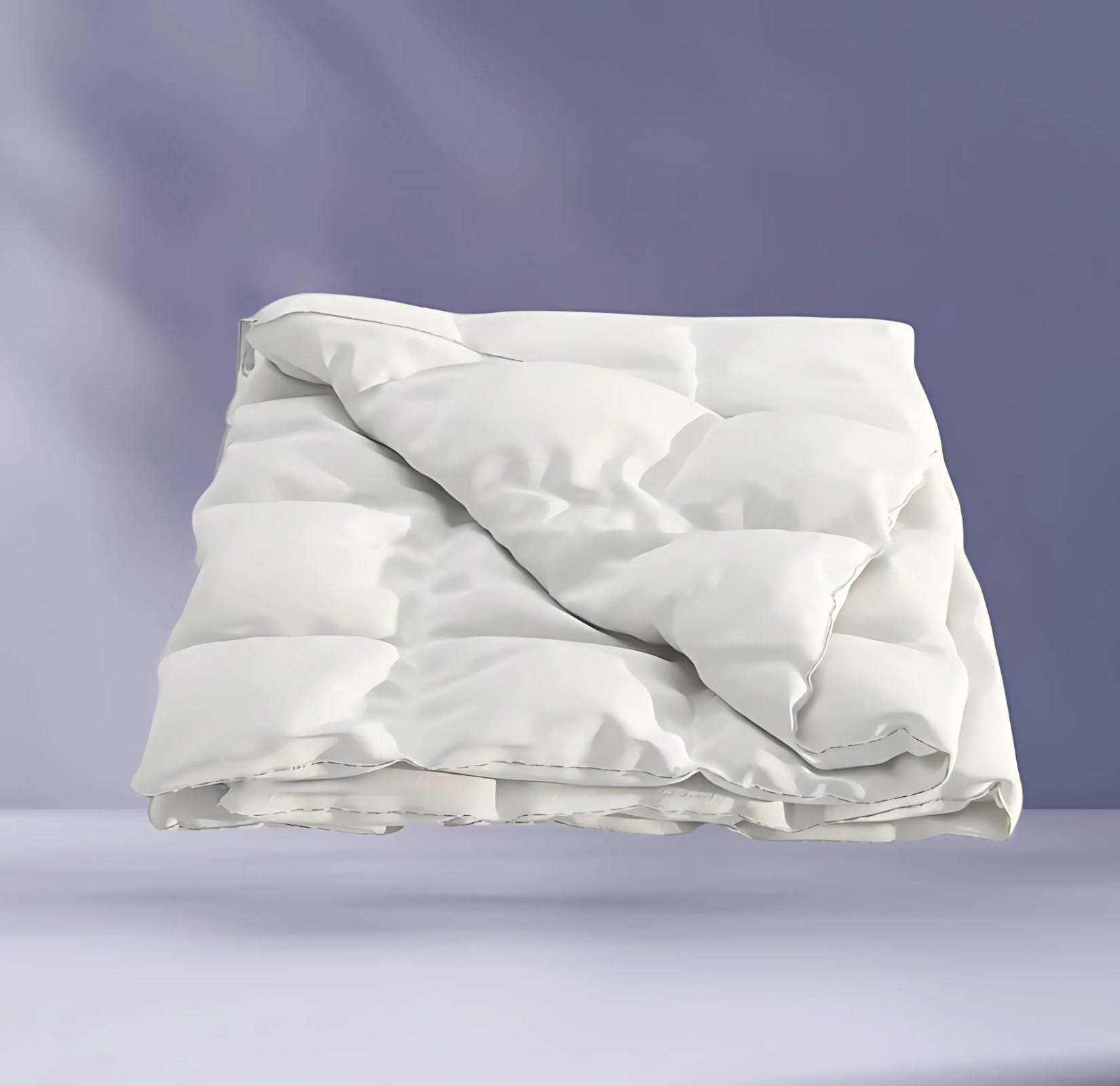 Imagem de um edredon 4 estações dobrado, sobre um fundo azul