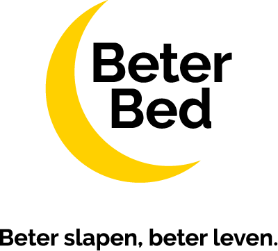 Logo van Beter Bed met zwarte letters en een gele halve maan aan de linkerkant.