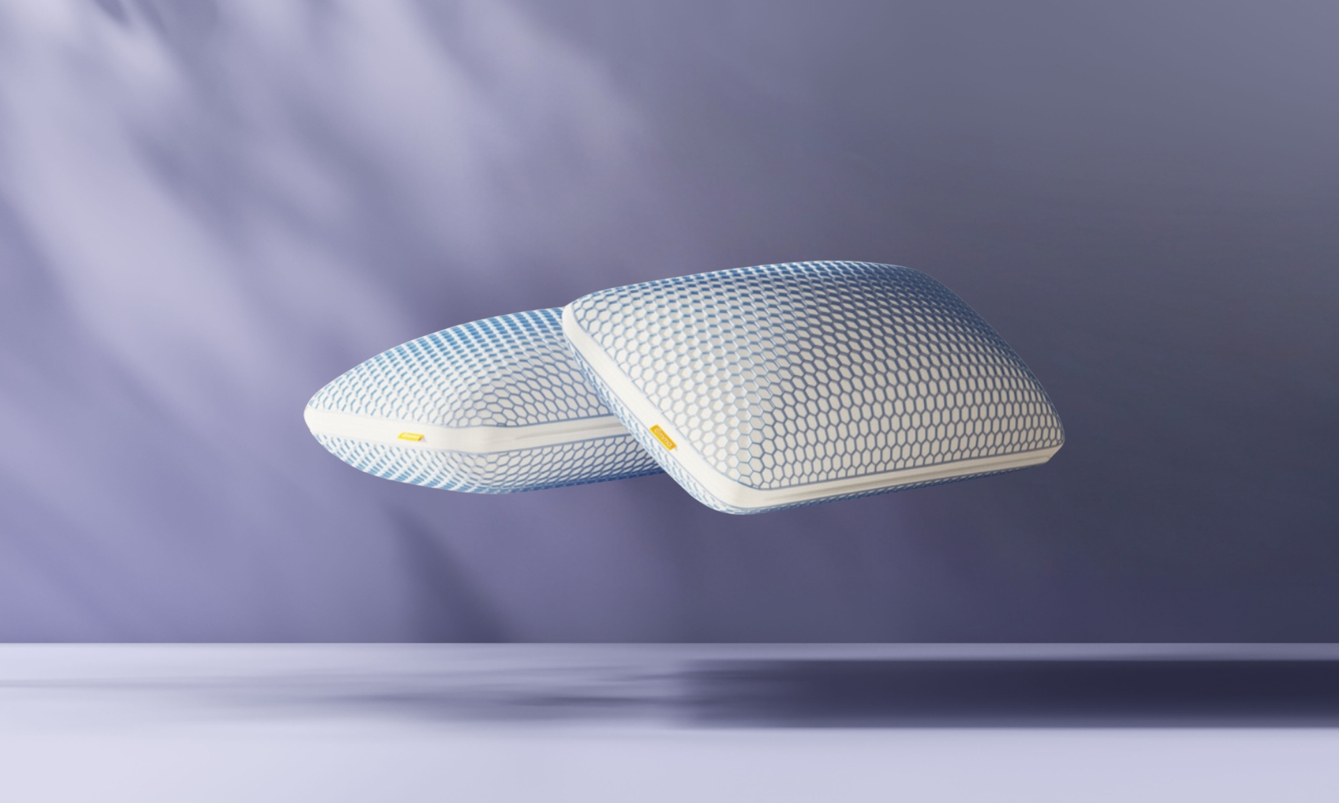 2 almohadas de microfibra elite sobre fondo azul