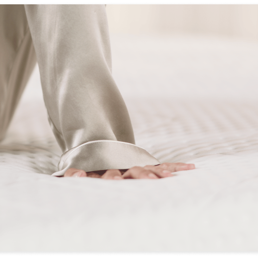 Hand drückt in weiche Matratze