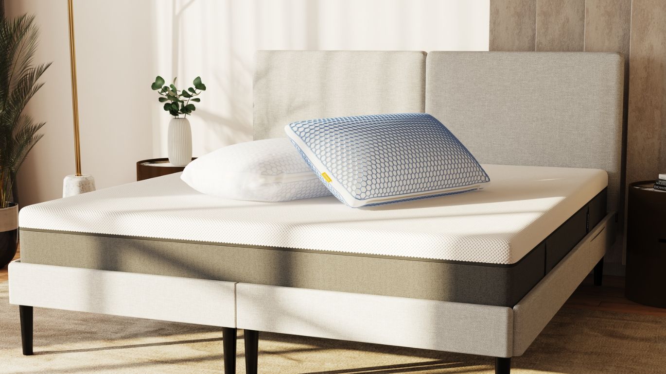 2 almohadas viscoelásticas elite una con funda y la otra sin funda encima de la cama