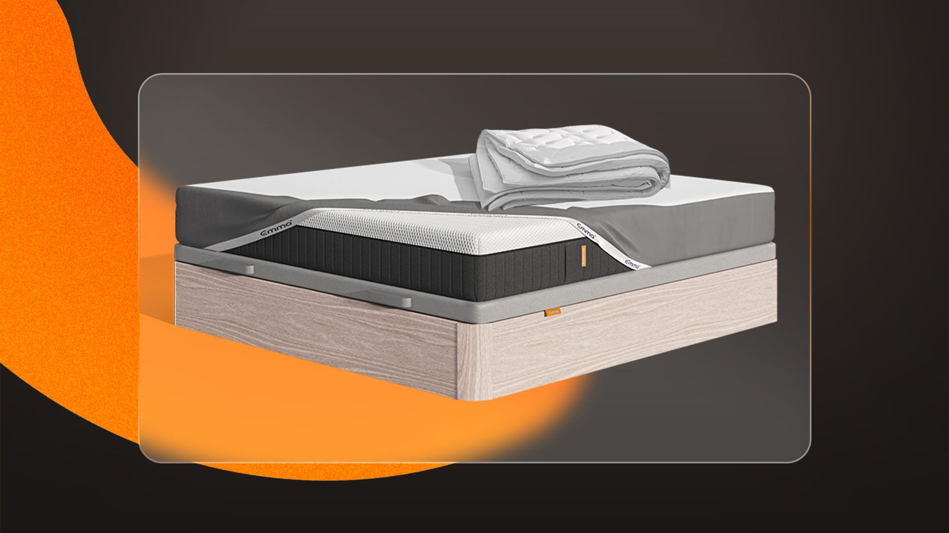 Imagem do Pack Sommier Black Friday, que inclui um sommier com arrumação, em madeira castanha, um colchão Emma Hybrid Premium, um edredon 4 Estações, e uma capa protetora