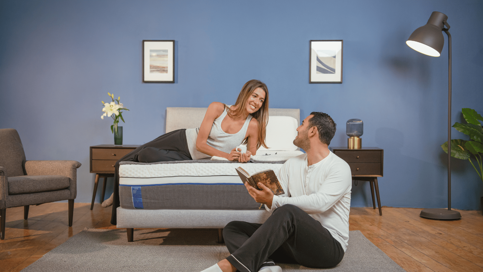 Pareja en colchón Emma Diamond Cooling en dormitorio sofisticado diseñado para una experiencia de descanso fresca y confortable.