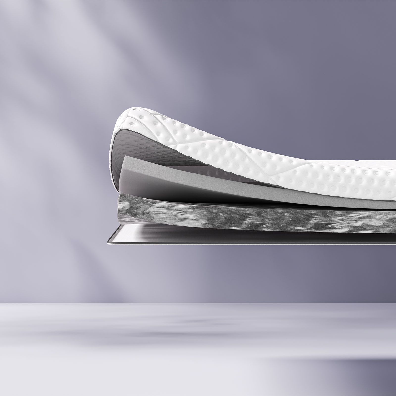 Uma imagem de lado do sobrecolchão Emma com corte lateral a mostrar as suas camadas, sobre um fundo azul