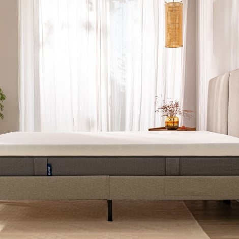 stanza moderna con letto e materasso matrimoniale in memory foam