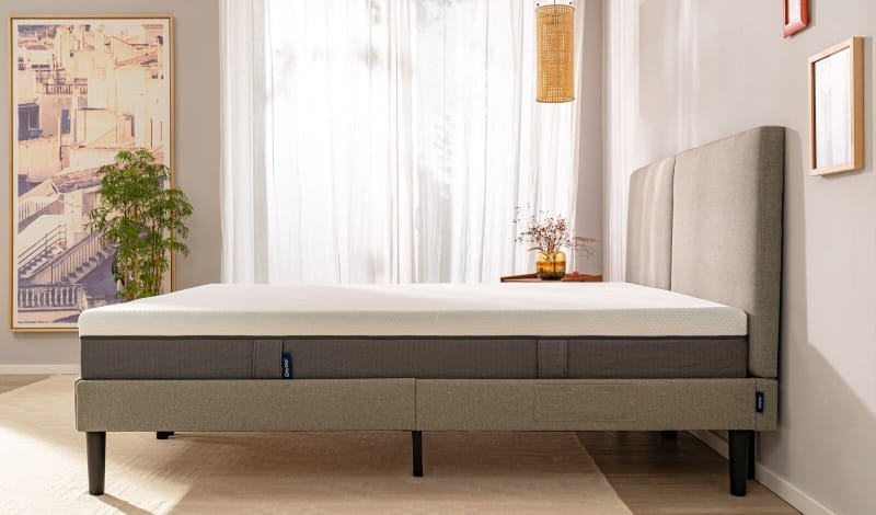 stanza moderna con letto e materasso matrimoniale in memory foam