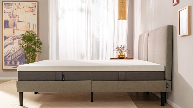 stanza moderna con letto e materasso matrimoniale in memory foam