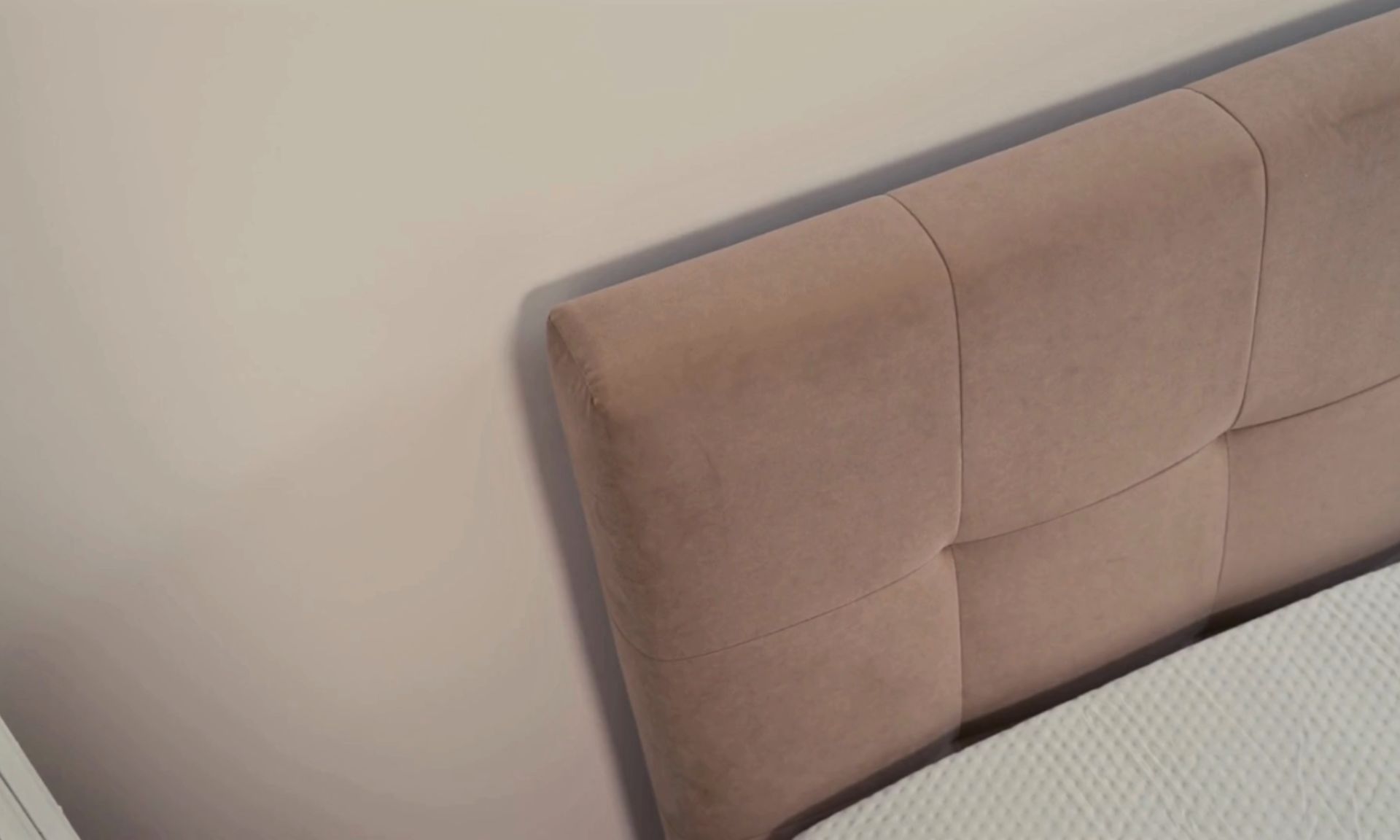 Dettaglio testiera del letto imbottita