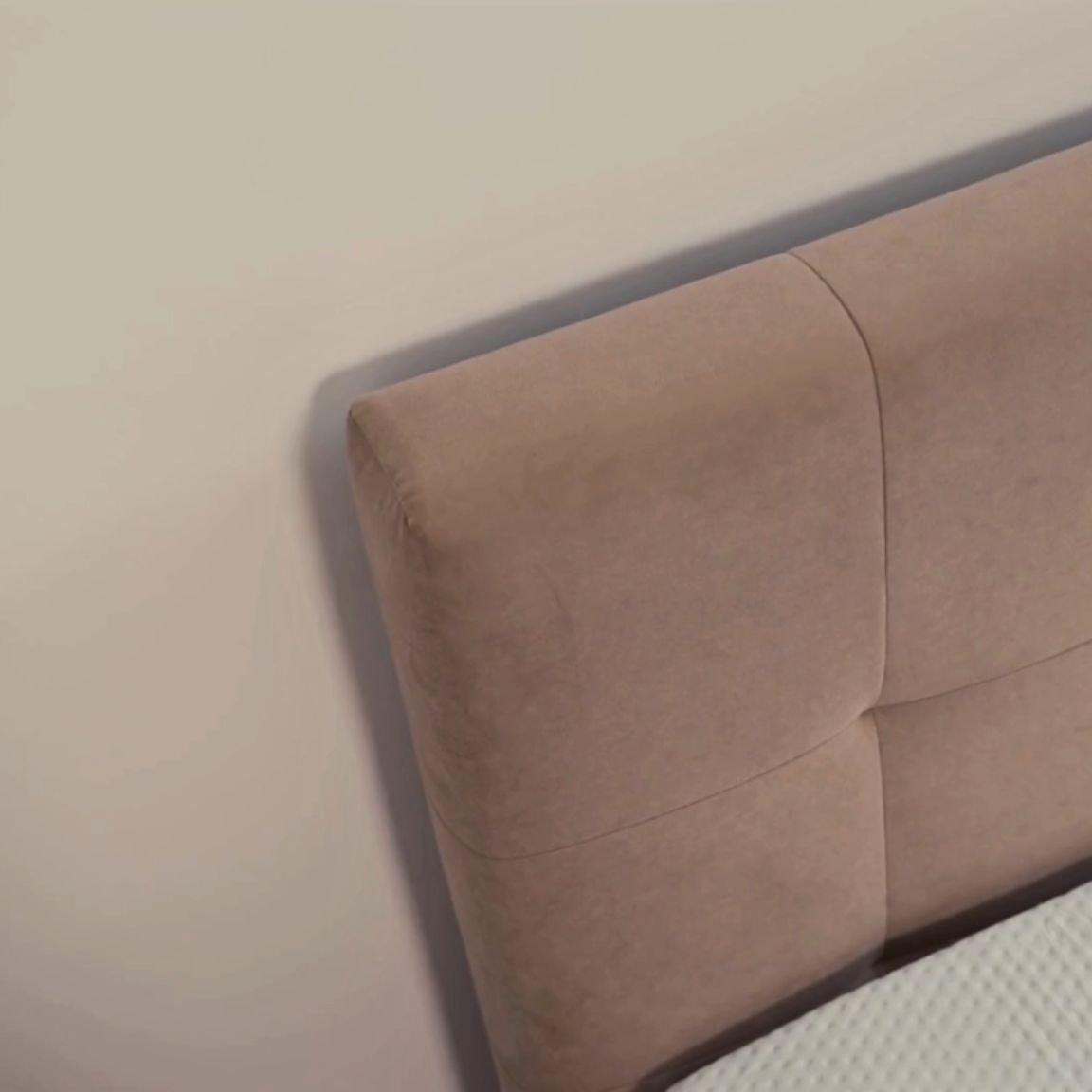 Dettaglio testiera del letto imbottita