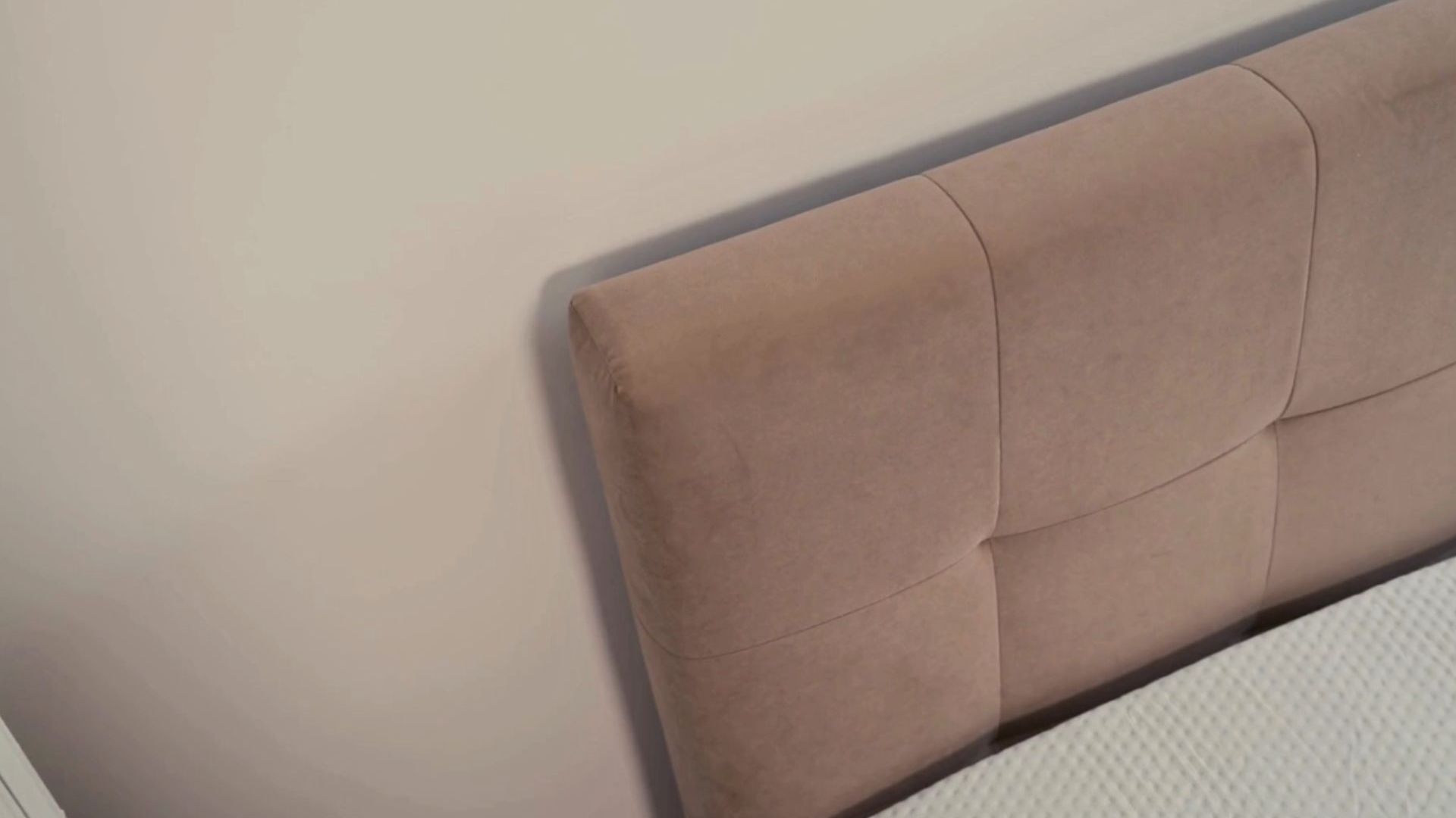 Dettaglio testiera del letto imbottita