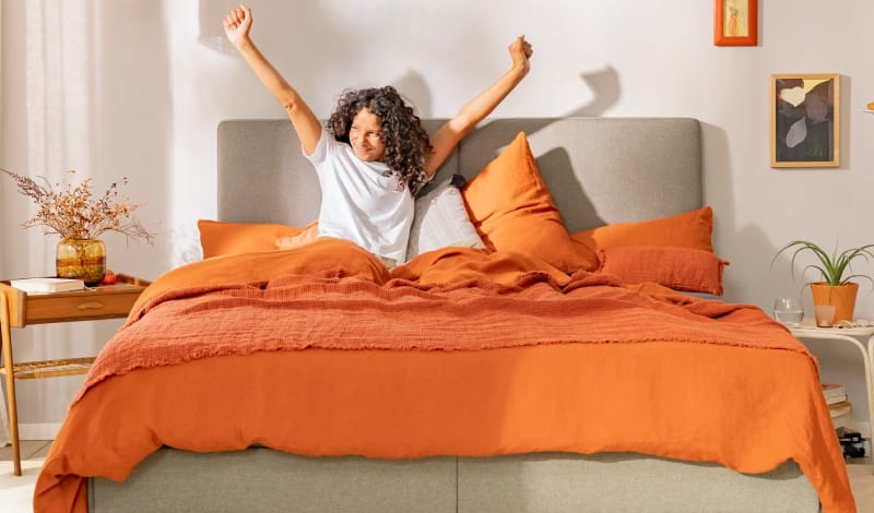 donna che si sveglia con materasso emma