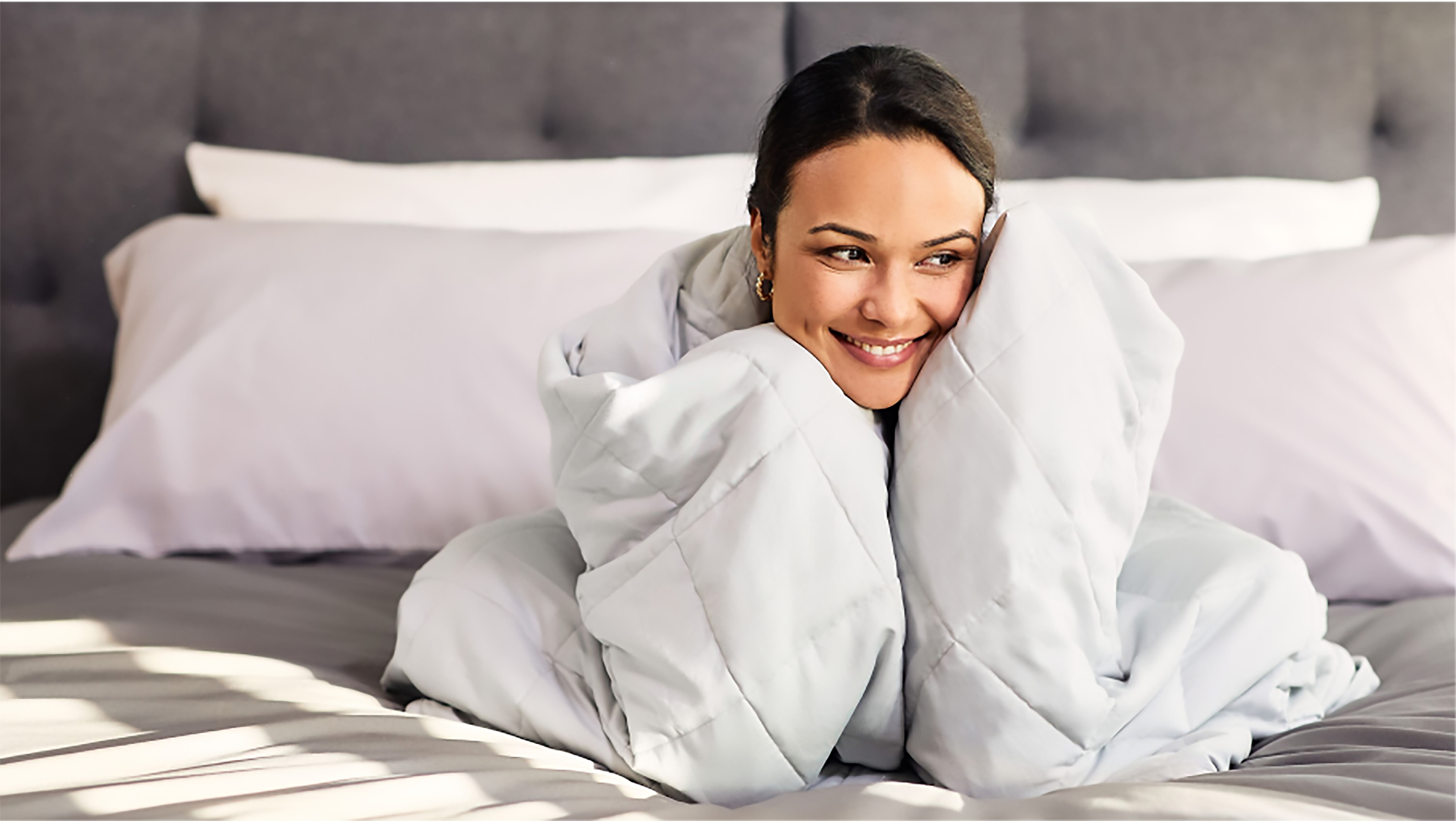 Frau, die von der Kuscheldecke umarmt wird