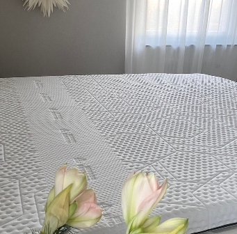 Emma Diamond Topper gepresenteerd in een serene slaapkamer.