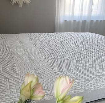 Emma Original ProTopper gepresenteerd in een serene slaapkamer.