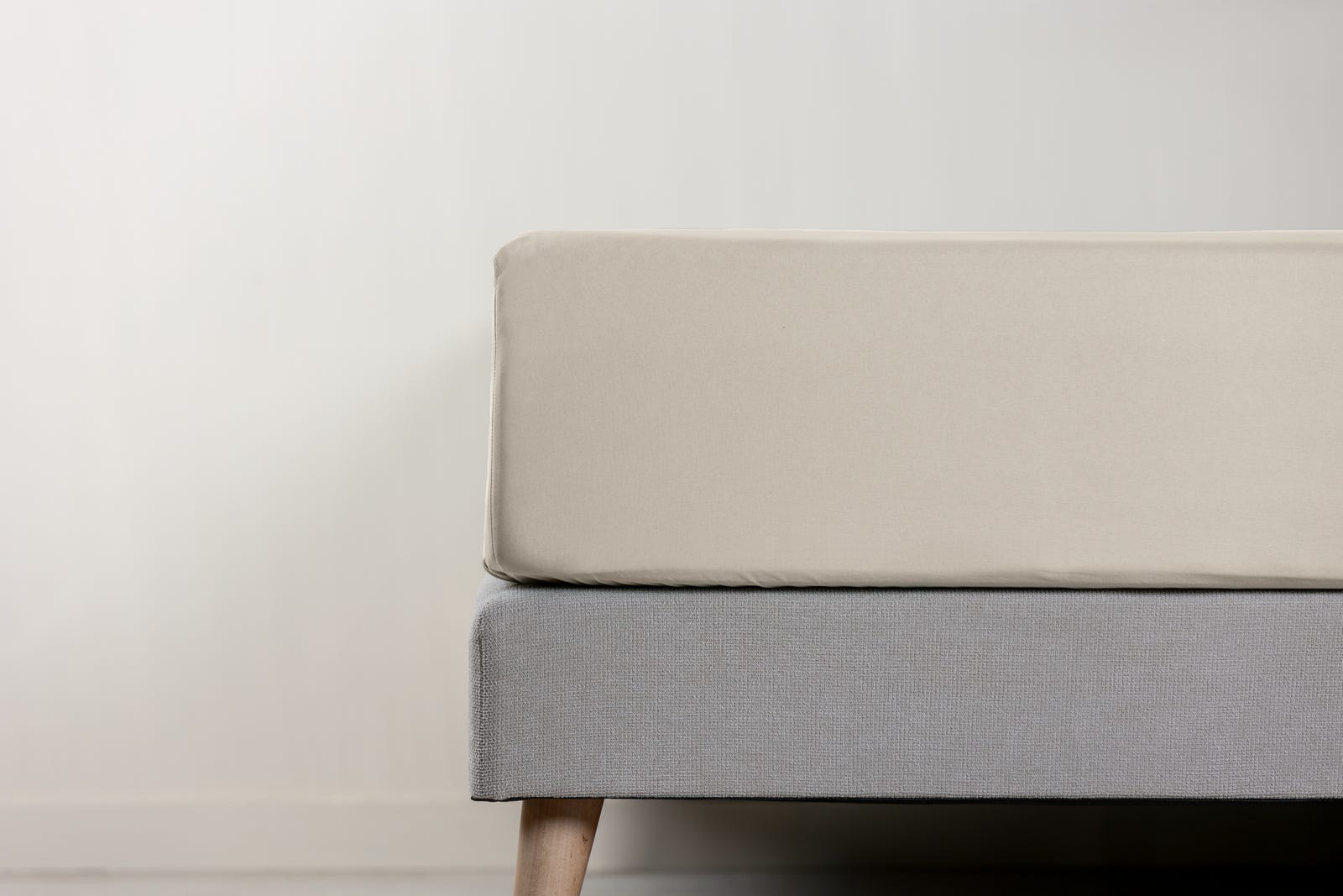Emma Premium Spannbettlaken in beige.