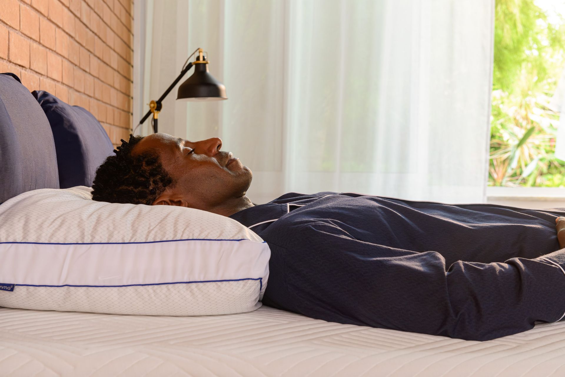 Pessoa deitada a dormir com travesseiro antiestresse