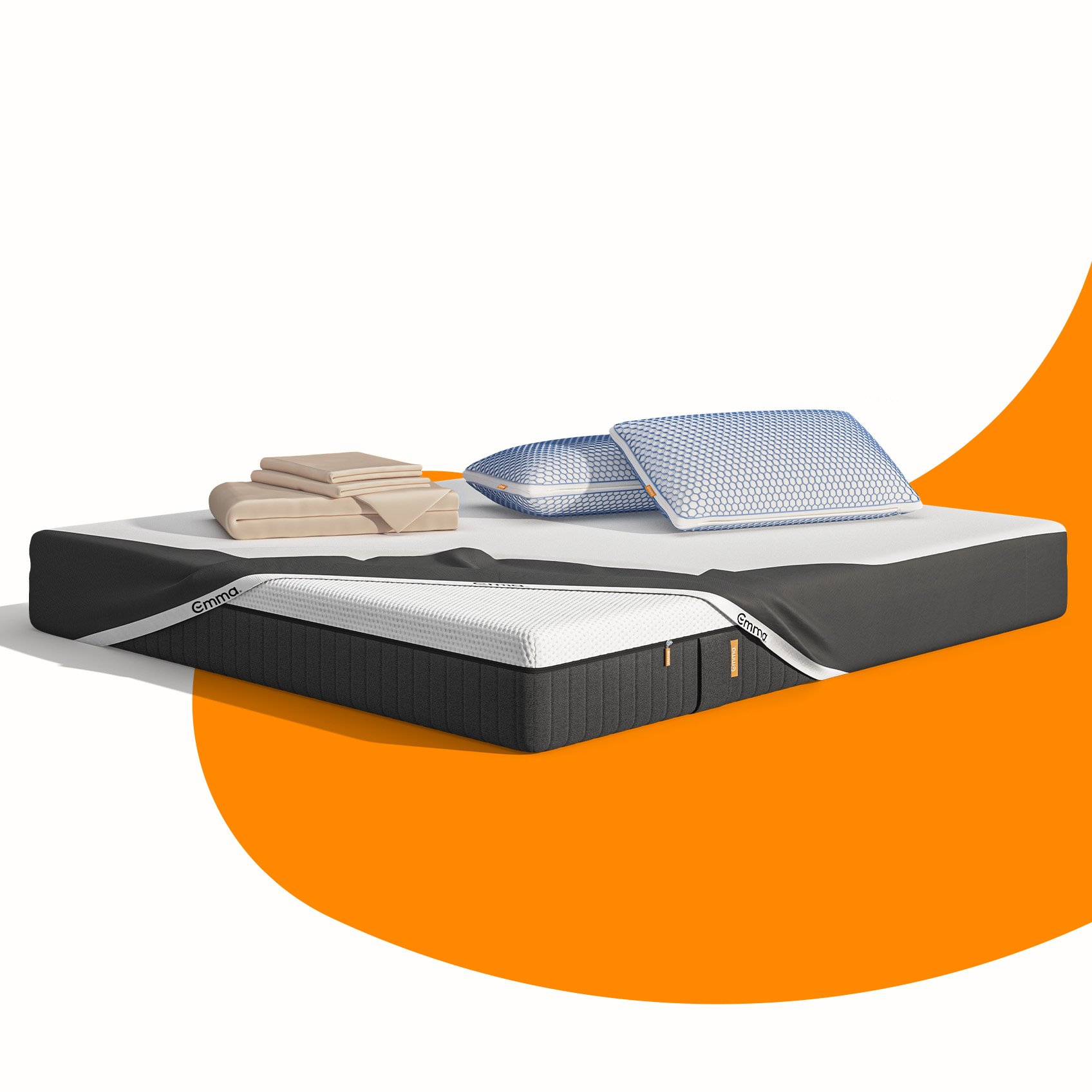  Uma imagem do pack Cooling Sleep Plus, que inclui um colchão Emma Original Pro, almofadas Emma Original Elite, roupa de cama bege, e um protetor de colchão
