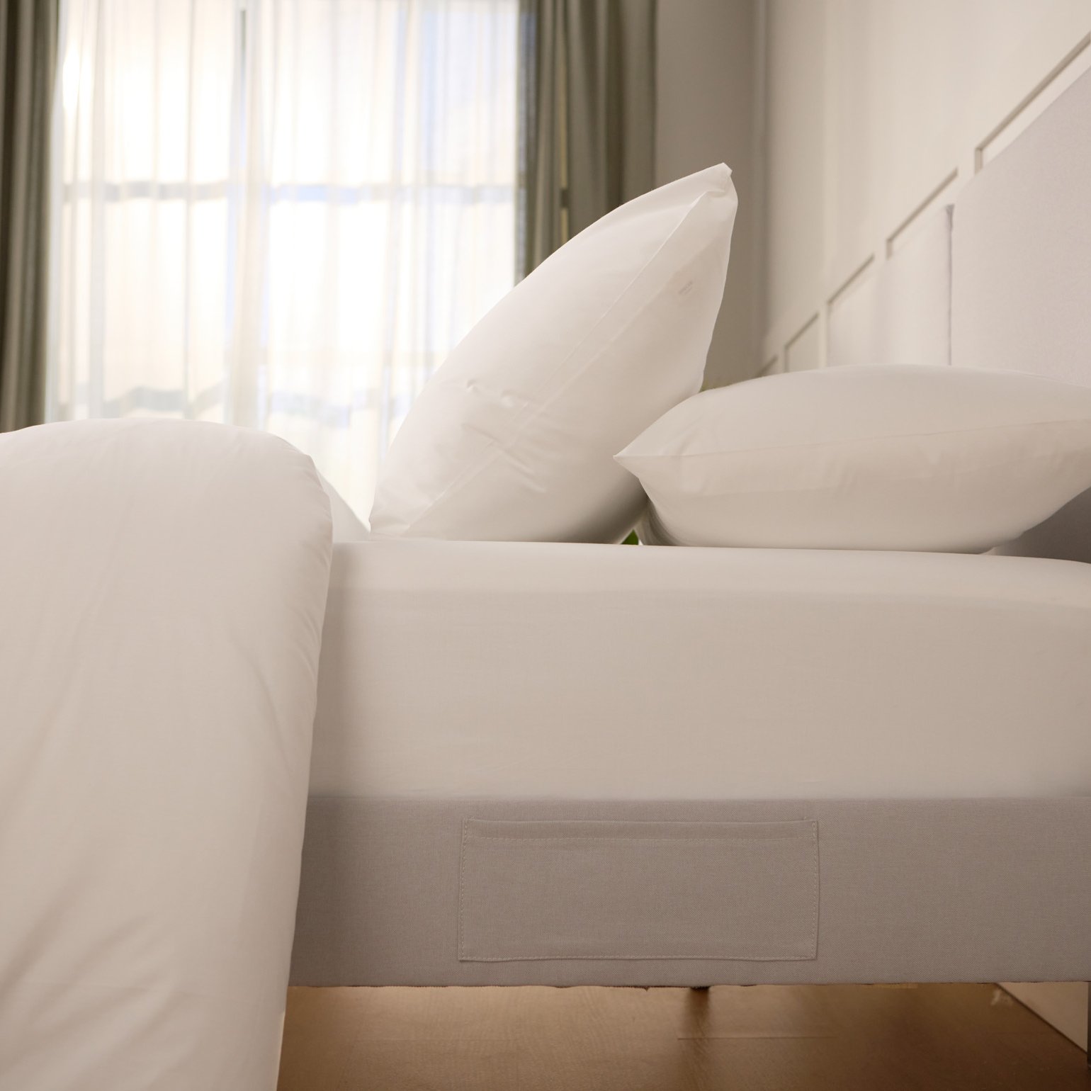 Seitenansicht von Bett und Kissen.