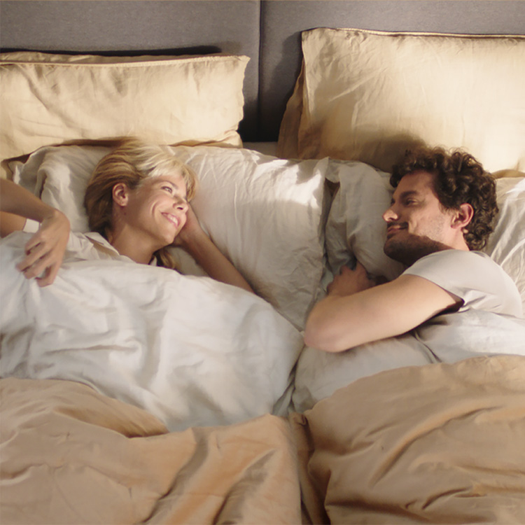 Donna seduta su materasso Emma