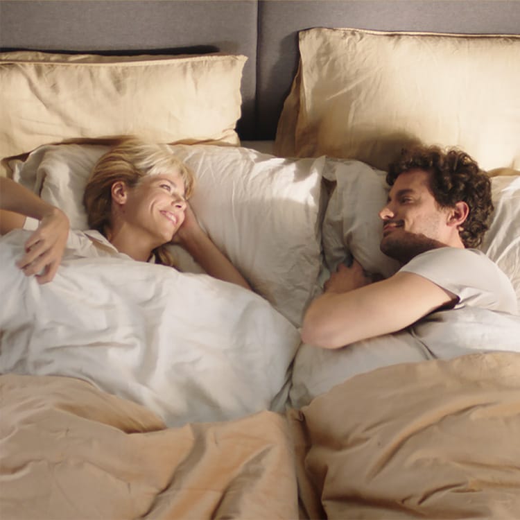 Donna seduta su materasso Emma