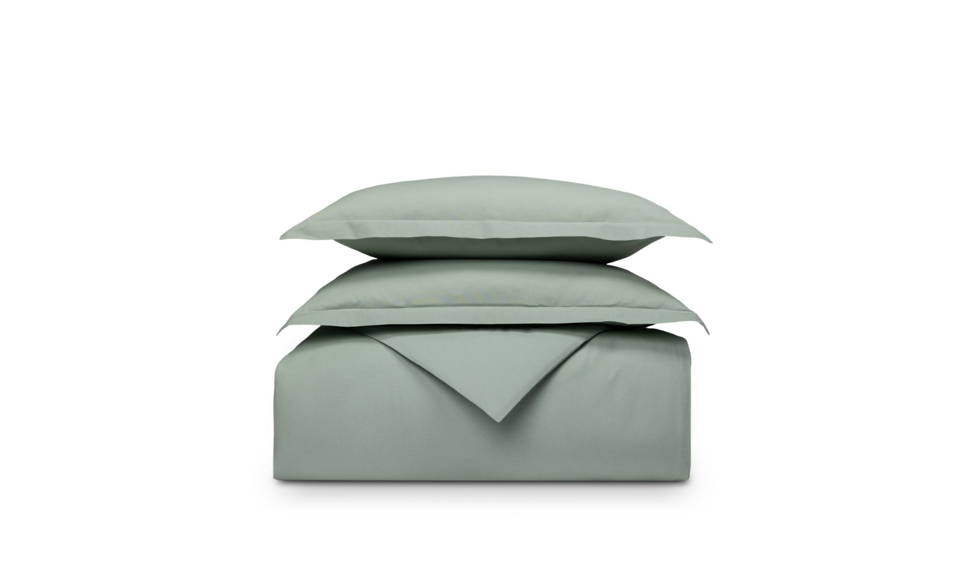 Set di biancheria piegato verde su sfondo bianco, cuscino sopra il piumone.