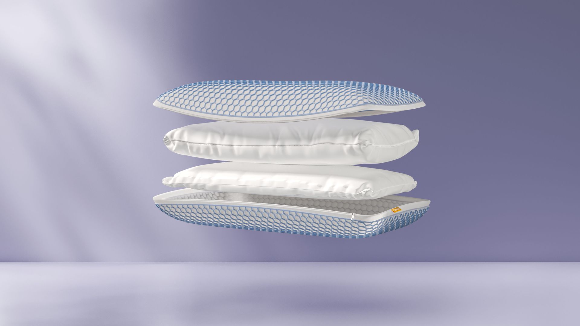 Cuscino con quattro strati impilati, due con motivo a rete blu e bianca e due bianchi, su sfondo viola.