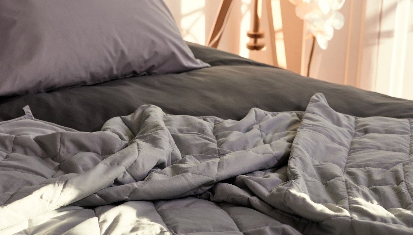 Emma Hug Decke auf grauem Bett