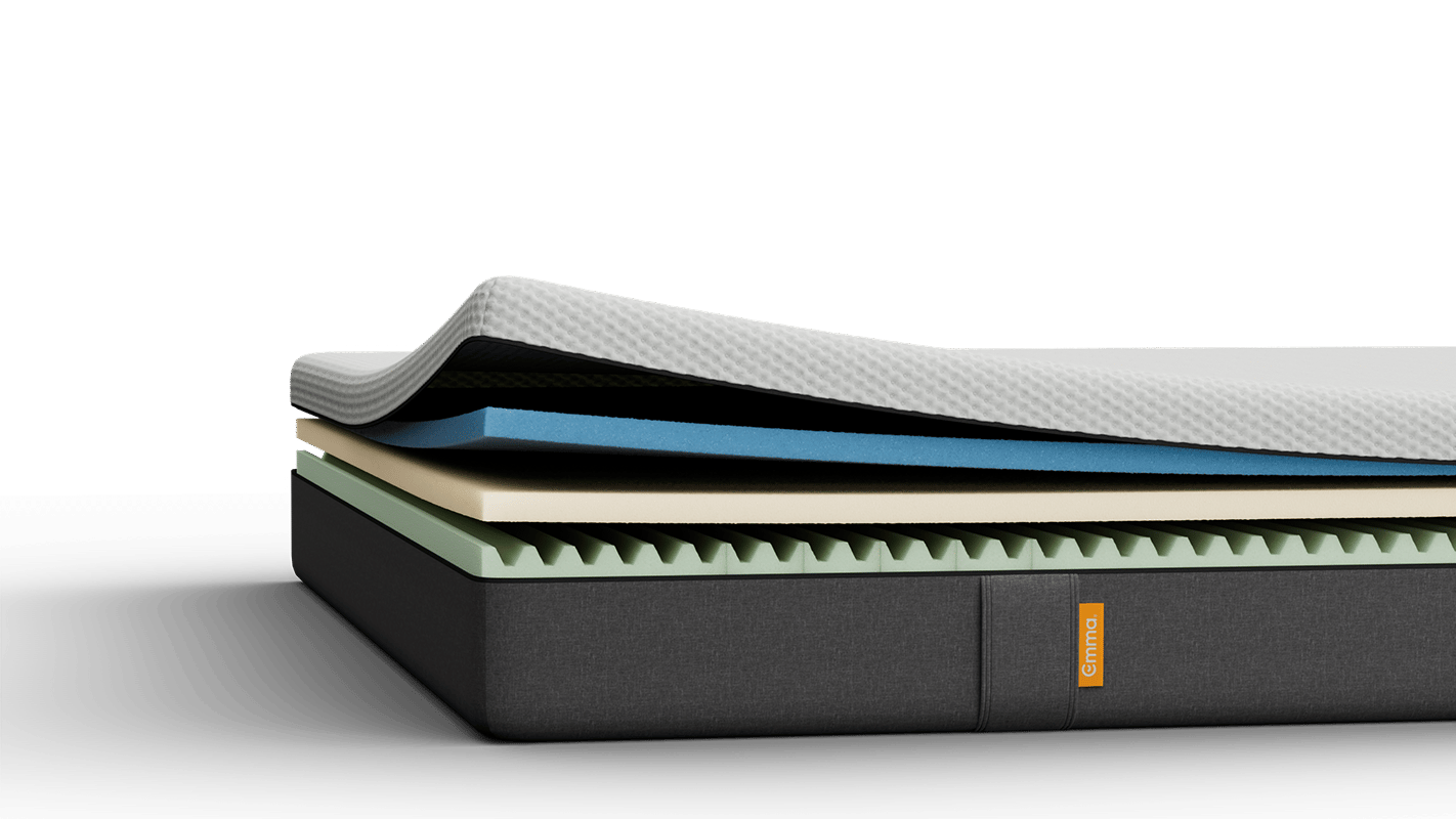 Colchão Emma branco sobre uma cama estofada.