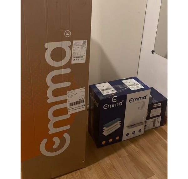 Cajas por abrir en la habitación de un cliente real.