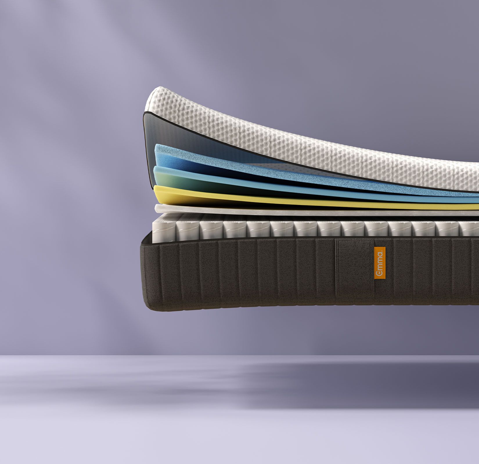 Une vue en coupe d'un matelas montre plusieurs couches de mousse colorée empilées au-dessus d'un sommier à ressorts, avec une couche supérieure blanche matelassée. Le matelas est doté d'un panneau latéral en tissu portant une étiquette Emma orange. Le fond est violet clair.