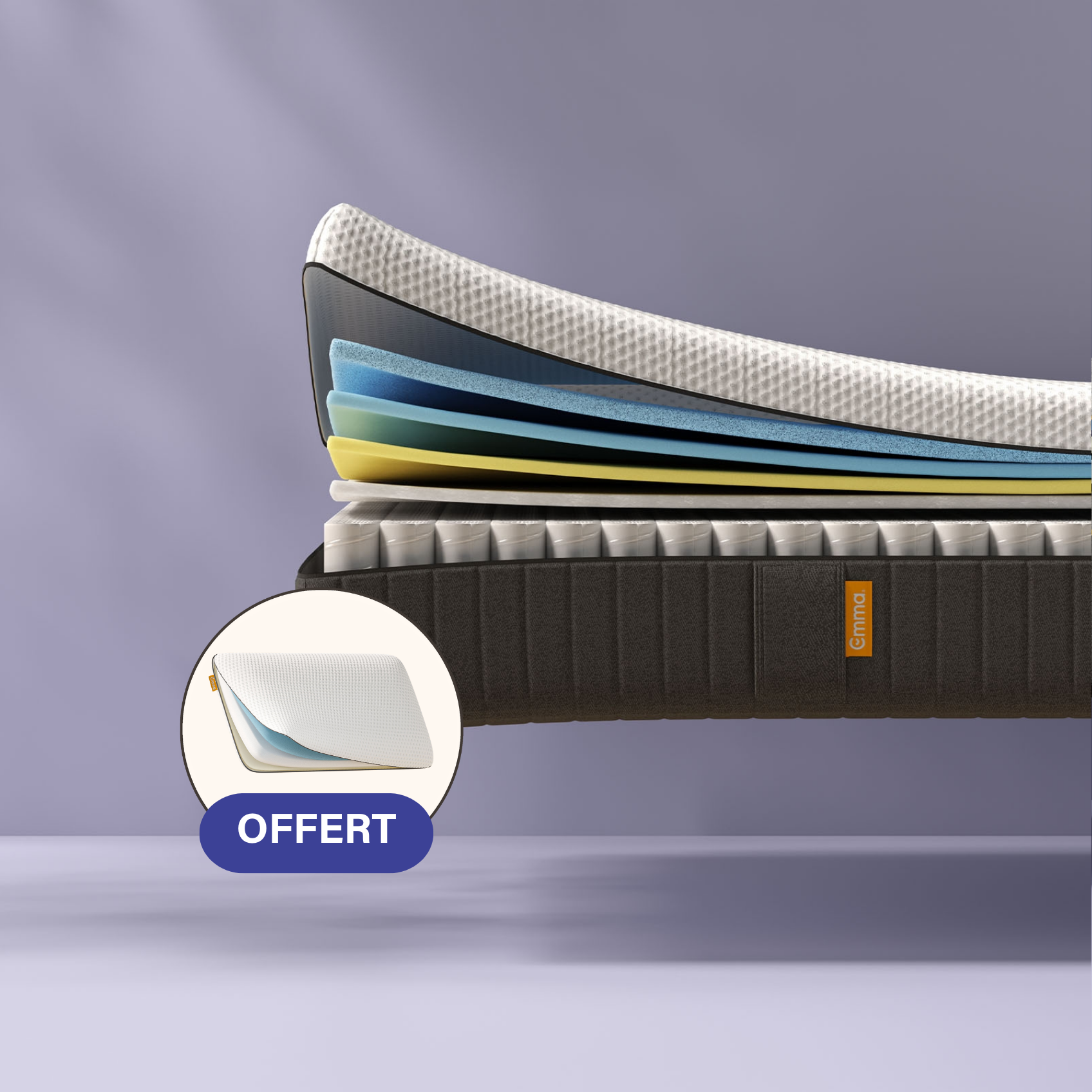 Une vue en coupe d'un matelas montre plusieurs couches de mousse colorée empilées au-dessus d'un sommier à ressorts, avec une couche supérieure blanche matelassée. Le matelas est doté d'un panneau latéral en tissu portant une étiquette Emma orange. Le fond est violet clair.