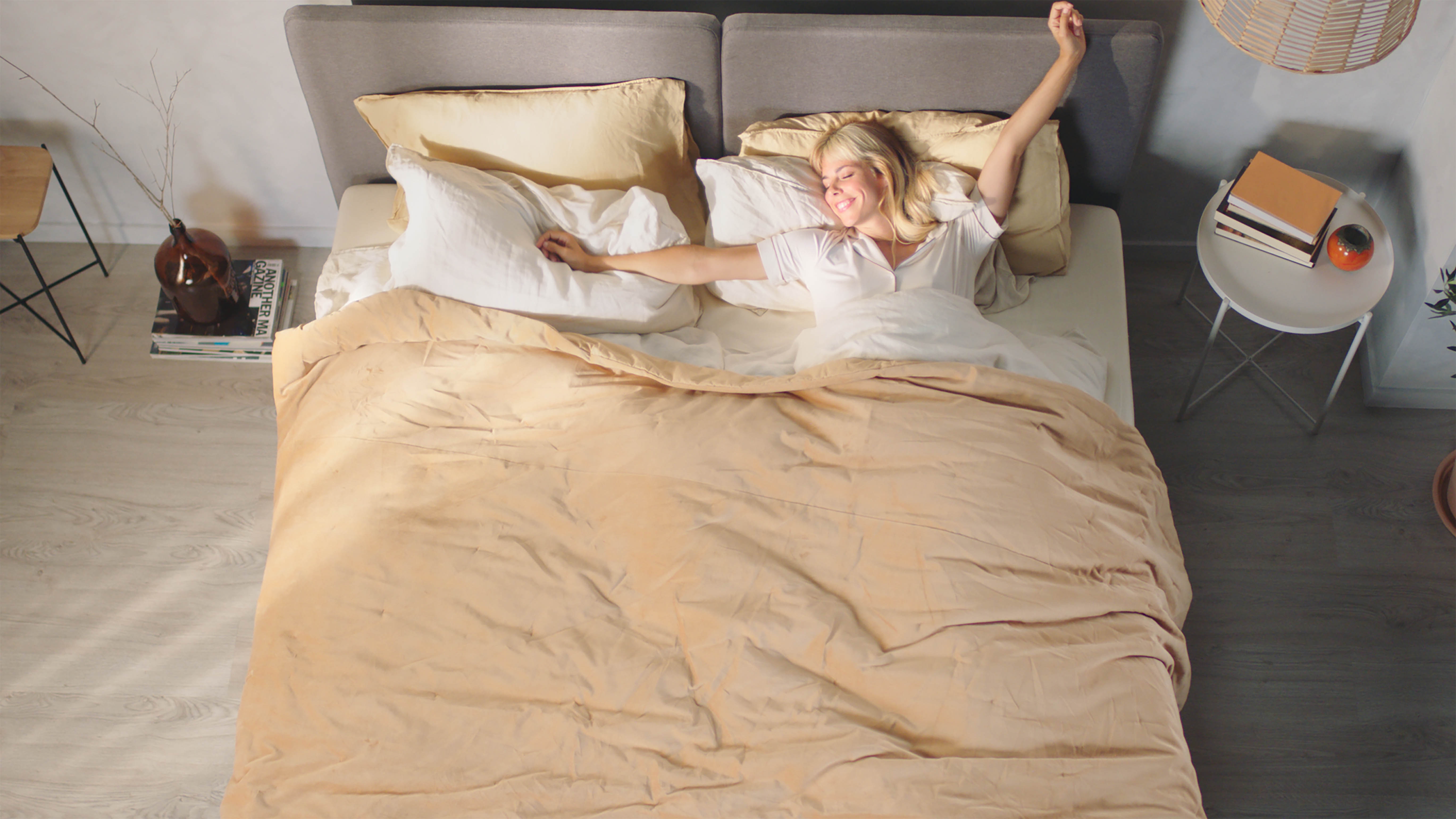 Paar, das auf dem Bett aufwacht