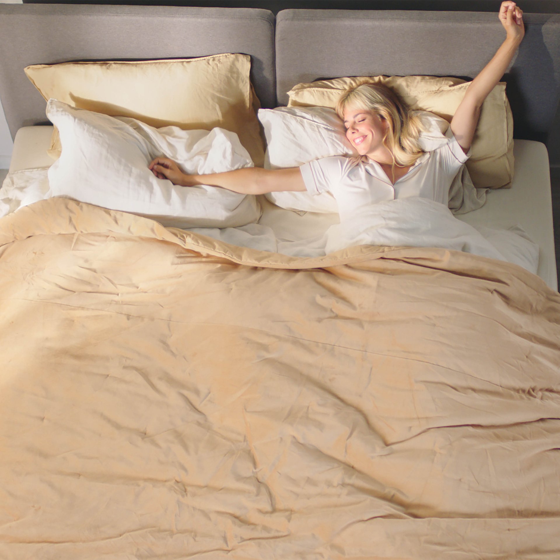 Paar, das auf dem Bett aufwacht
