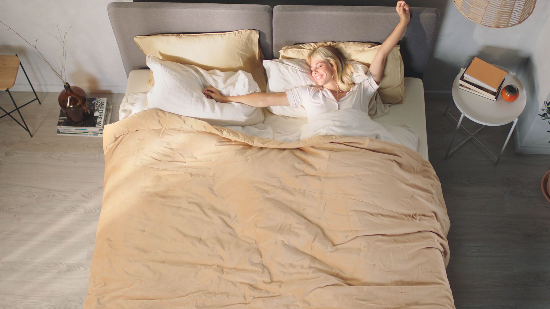 Paar, das auf dem Bett aufwacht