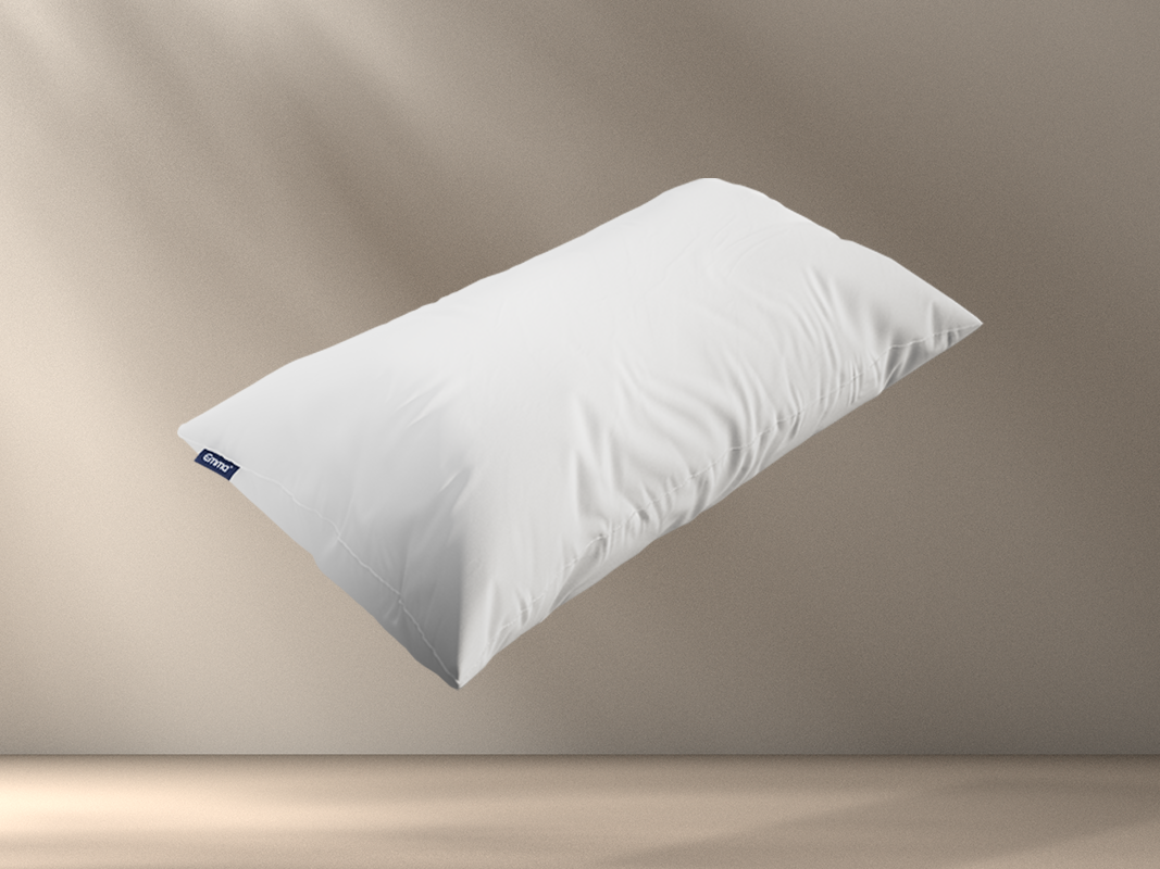 Almohada emma microfibra blanca mullida en fondo beige