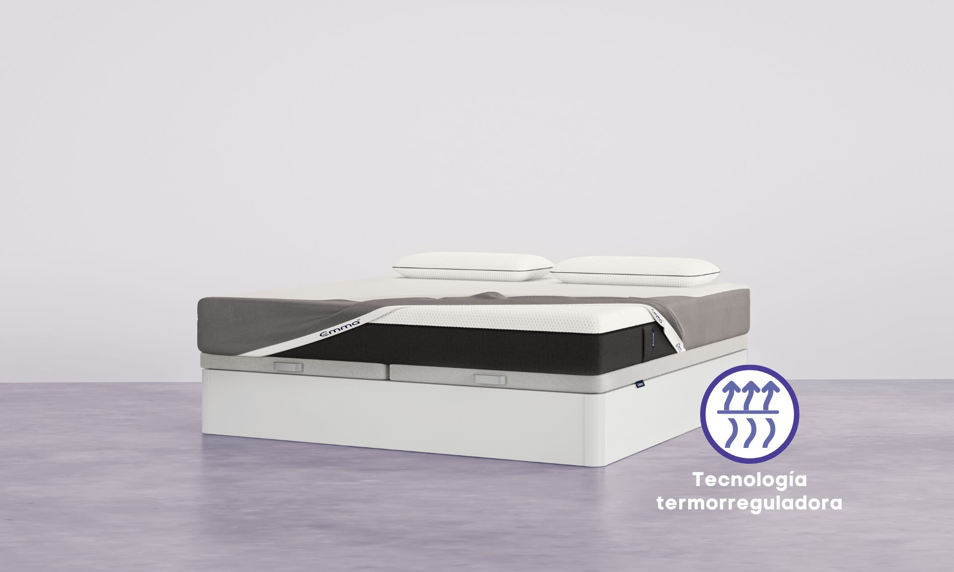 canape madera blanco con el colchón y accesorios en fondo morado