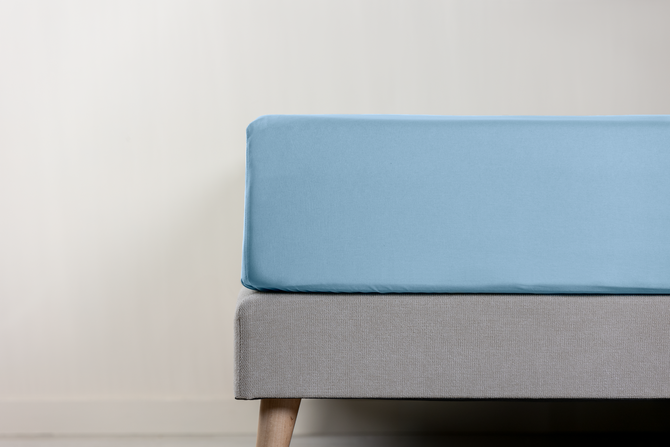 Vue latérale d’un drap-housse coloré et de taies d’oreiller.