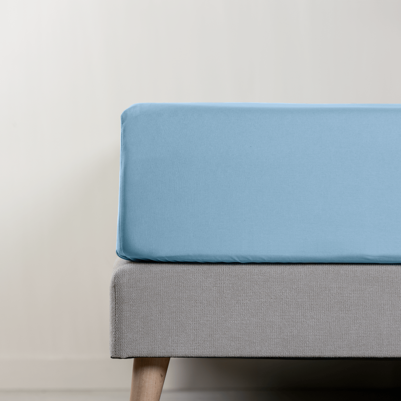 Vue latérale d’un drap-housse coloré et de taies d’oreiller.
