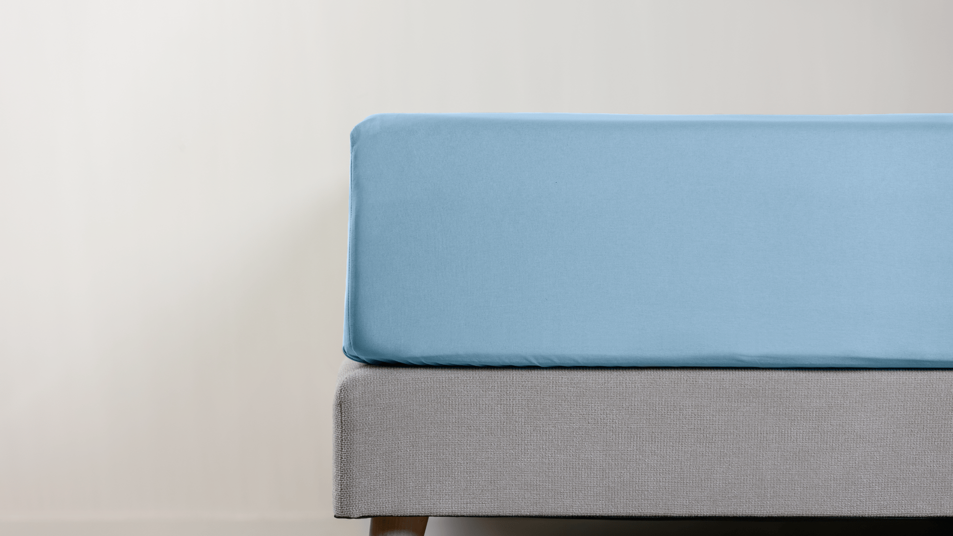 Vue latérale d’un drap-housse coloré et de taies d’oreiller.