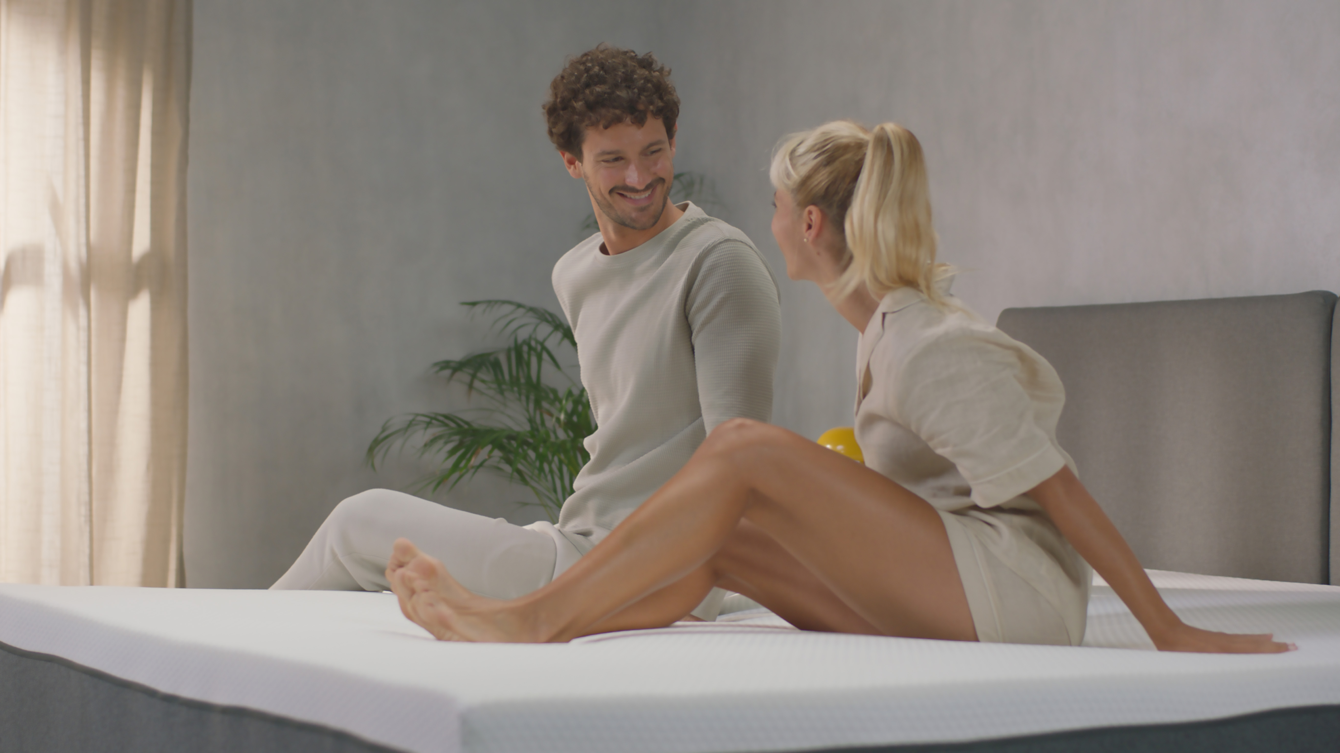 Pareja sonriente sobre colchon Original