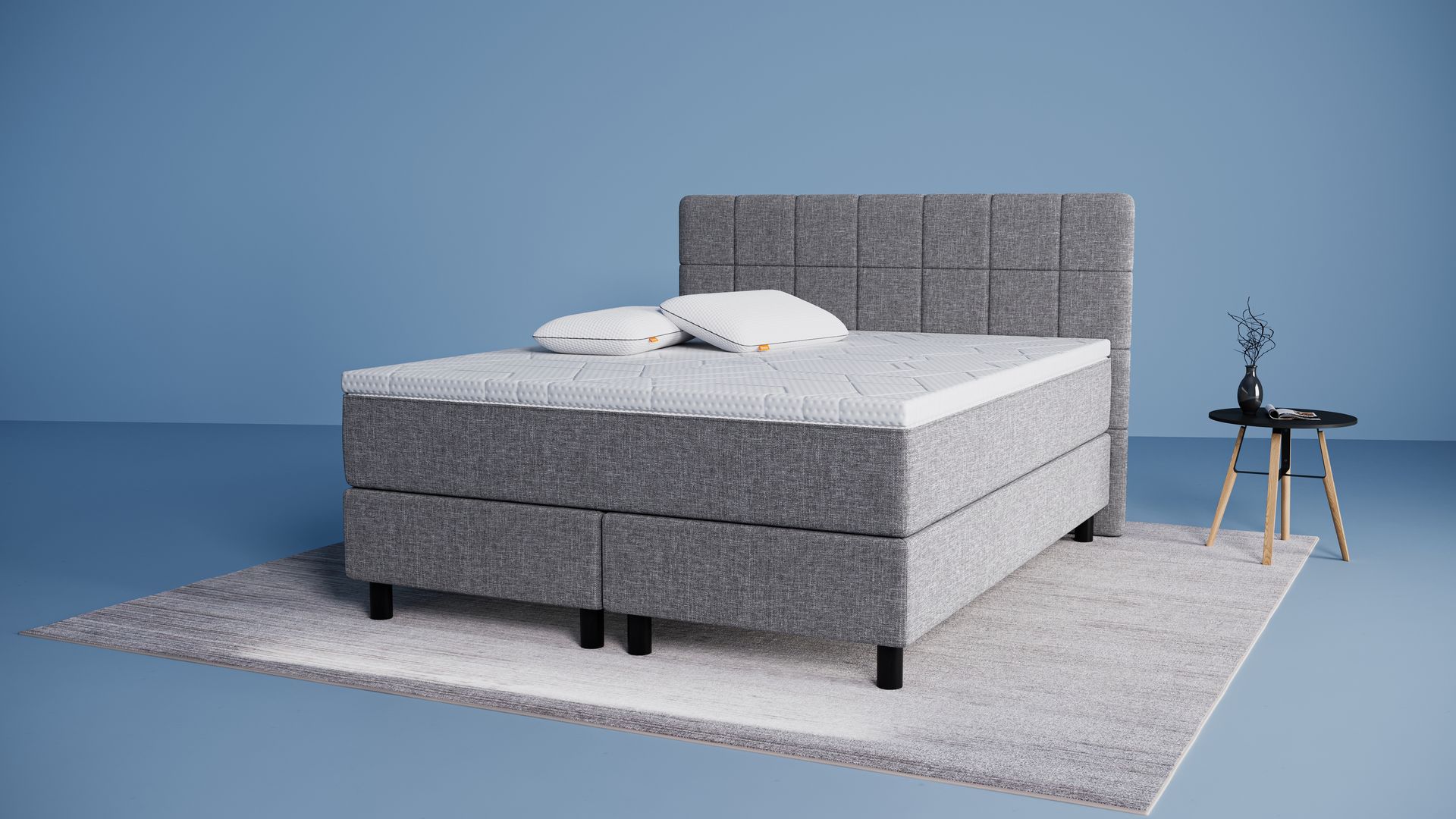 Das original Boxspringbett mit 2 Polster und einer Matratzenauflage in einem Zimmer mit blauen Wänden.