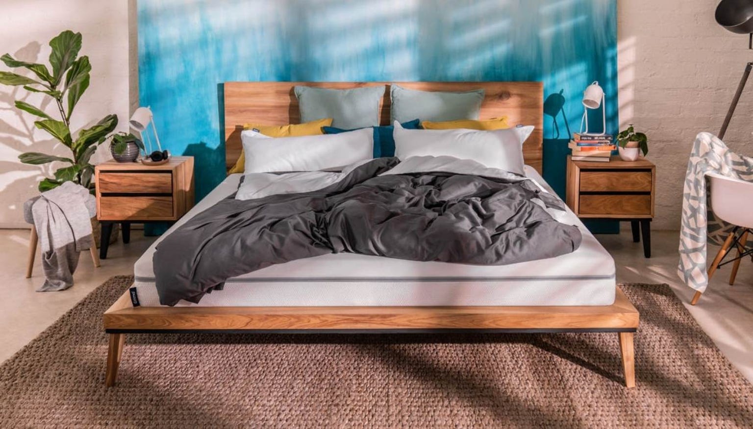 Colchón viscoelástico Emma Essential en dormitorio sobre cama de madera