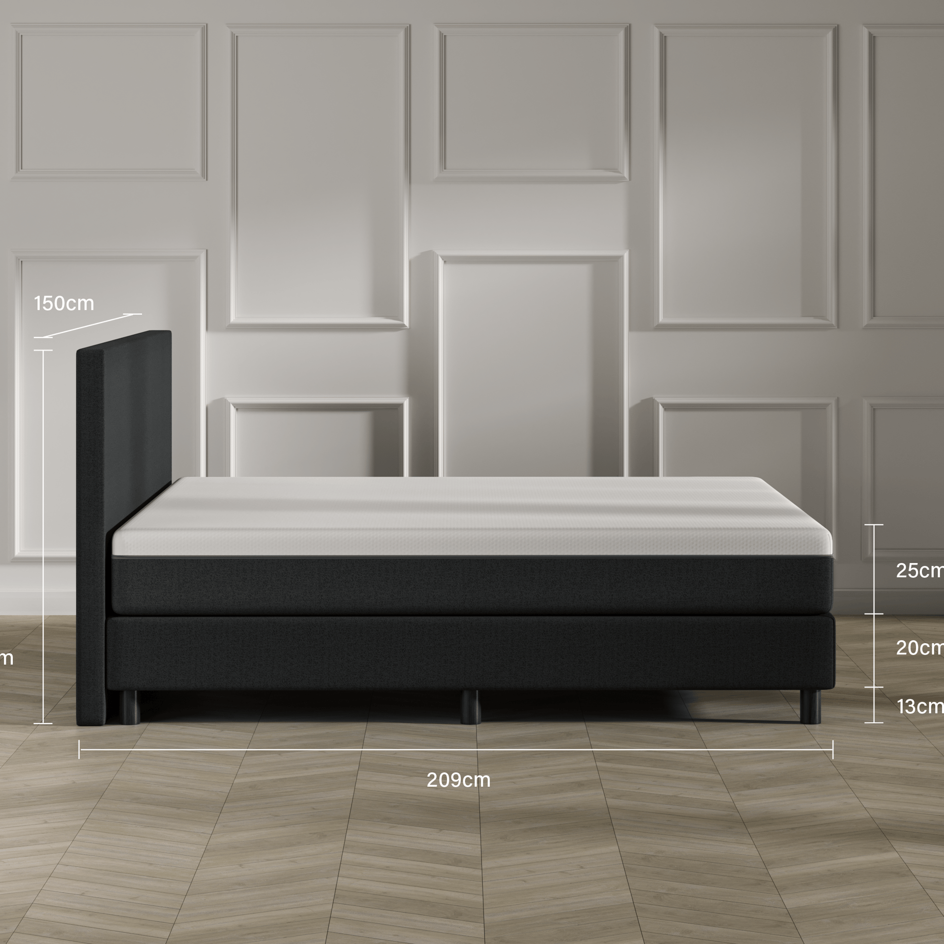 Vue latérale d’un lit avec base noire et matelas blanc, placé dans une pièce au sol en bois et mur décoratif. Dimensions indiquées : hauteur tête de lit 150 cm, hauteur base du lit 110 cm, longueur totale 209 cm, hauteur du matelas 25 cm, hauteur de la base sans matelas 20 cm, hauteur totale du sol au sommet du matelas 57 cm, espace sous le lit 13 cm.