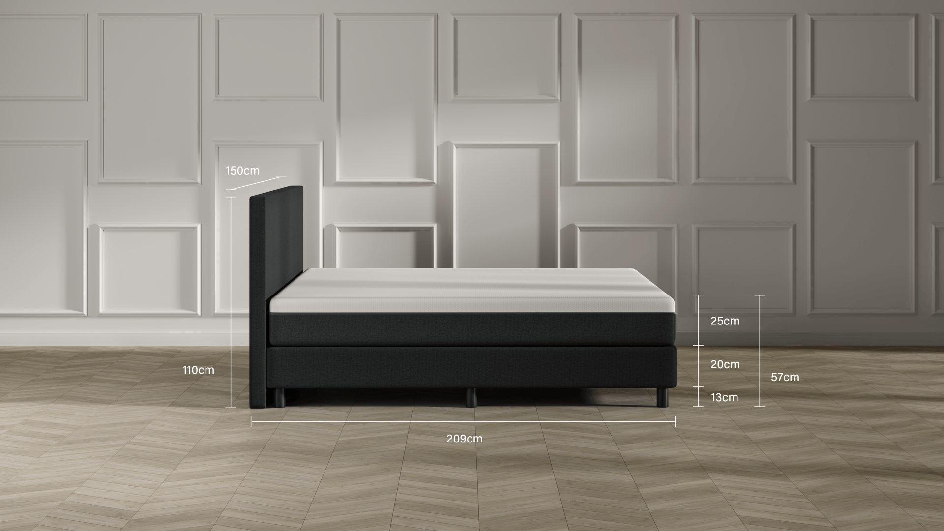 Vue latérale d’un lit avec base noire et matelas blanc, placé dans une pièce au sol en bois et mur décoratif. Dimensions indiquées : hauteur tête de lit 150 cm, hauteur base du lit 110 cm, longueur totale 209 cm, hauteur du matelas 25 cm, hauteur de la base sans matelas 20 cm, hauteur totale du sol au sommet du matelas 57 cm, espace sous le lit 13 cm.