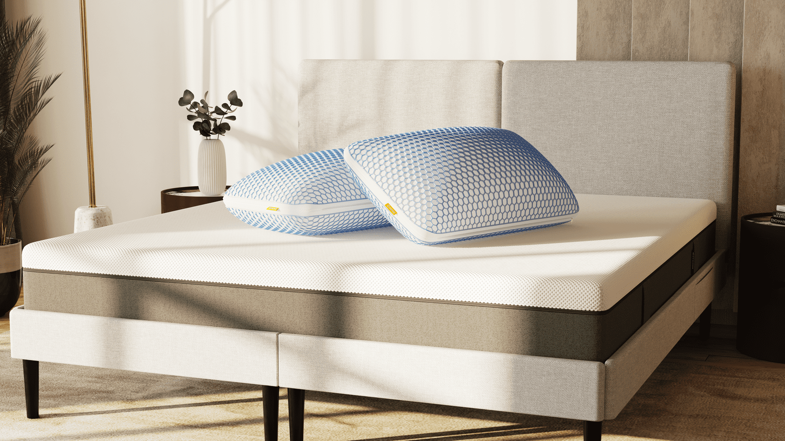 dos almohadas emma de microfibra apiladas encima de la cama